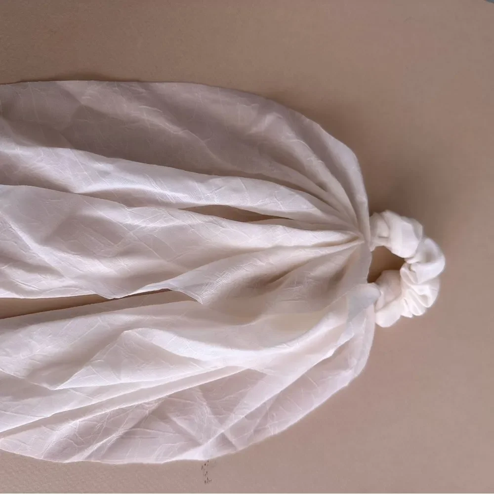 Cream scrunchie K56